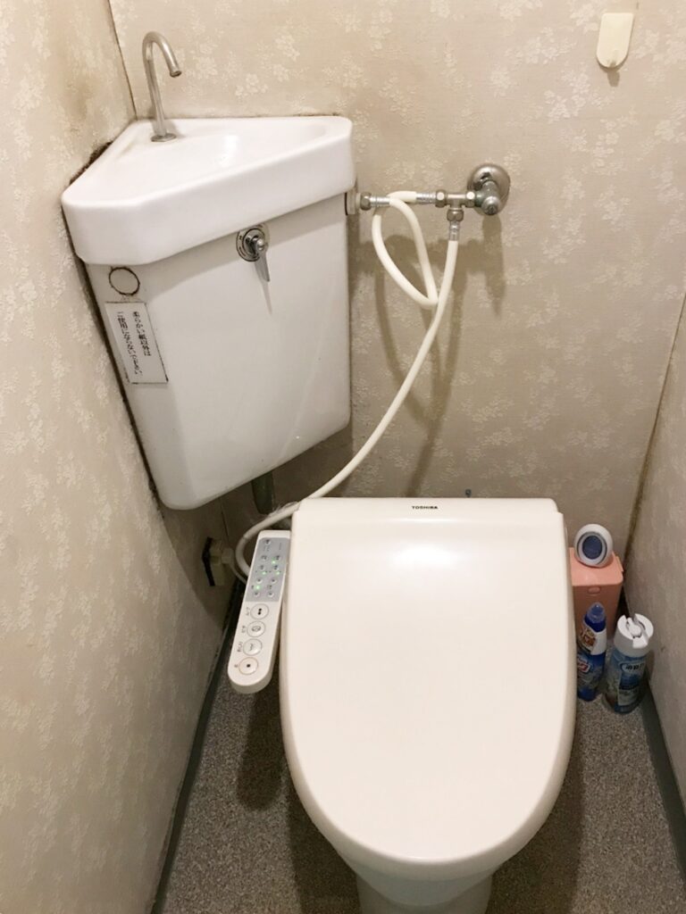 隅付ﾀﾝｸ式のﾄｲﾚでした。