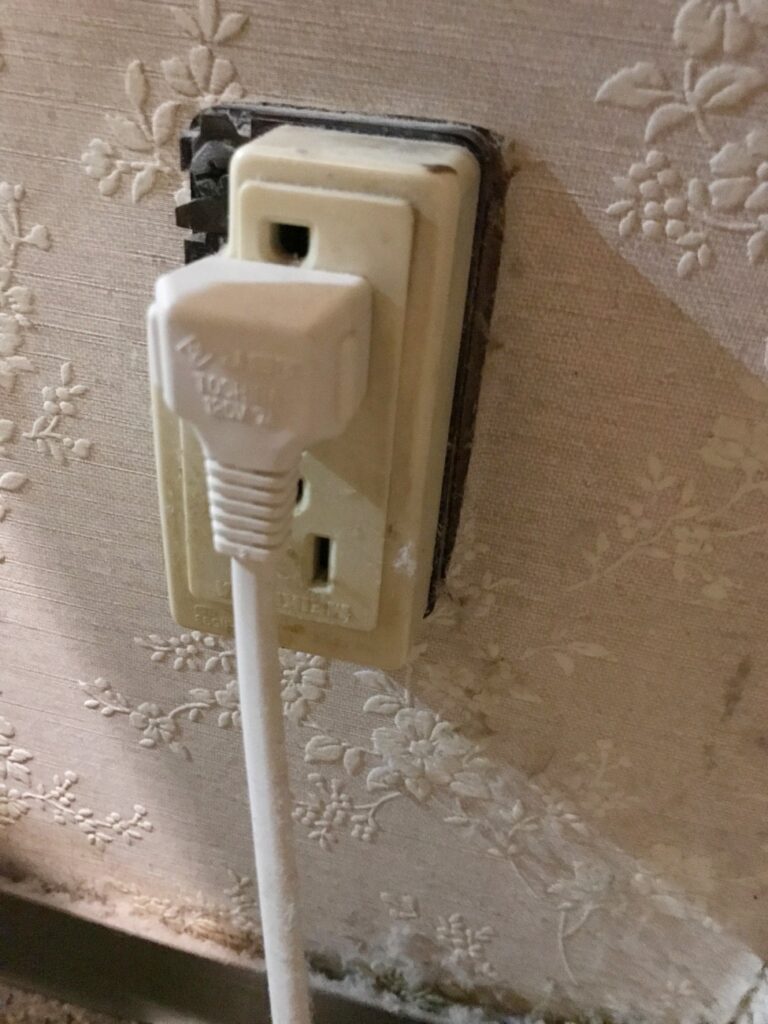 長年お使いのｺﾝｾﾝﾄを取り替えます。