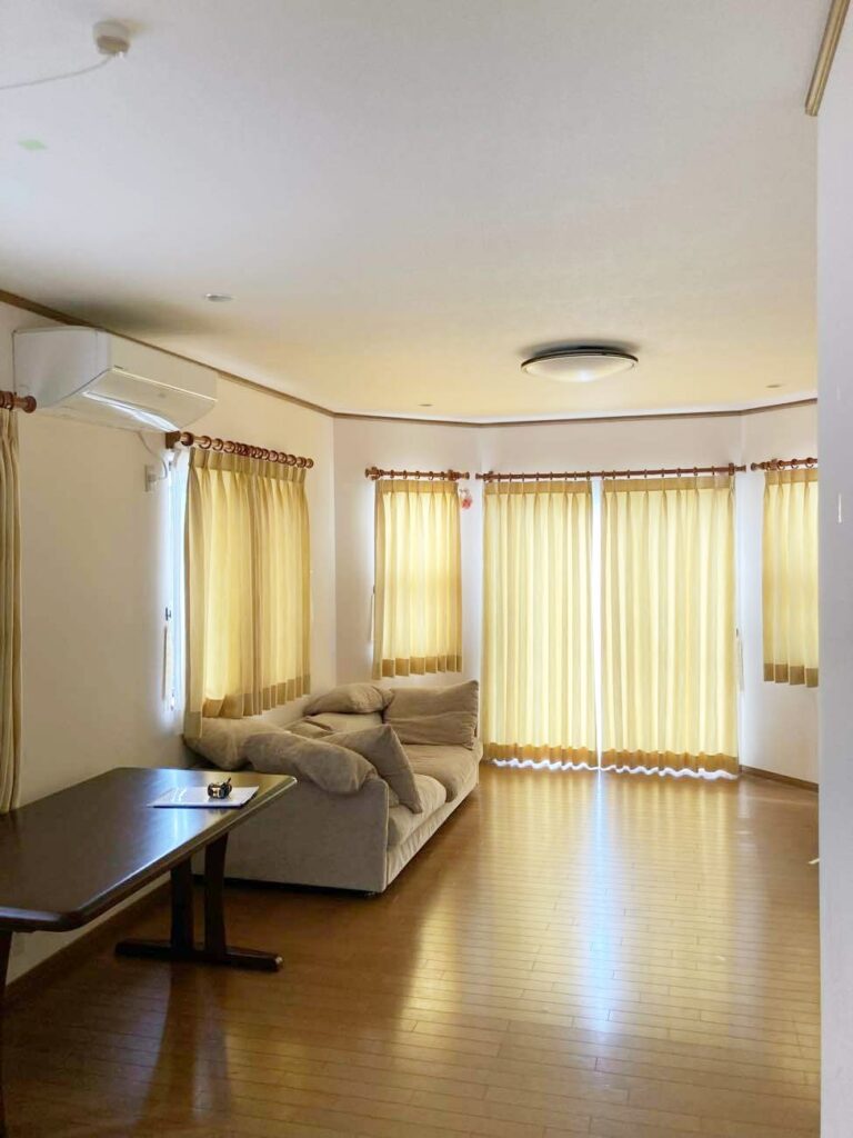 広々としたﾘﾋﾞﾝｸﾞ。ｷｯﾁﾝと繋げ、LDKに改良します。