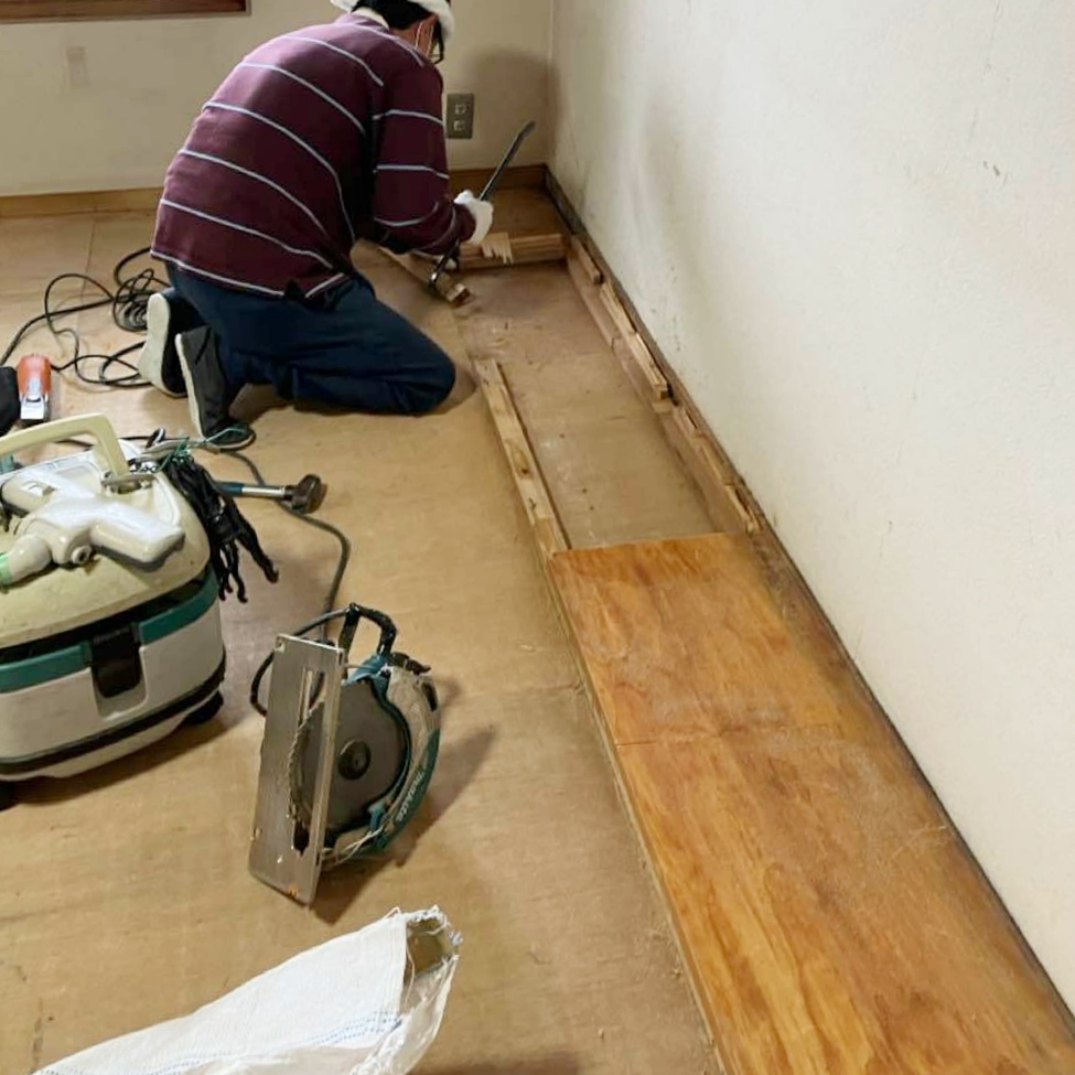 床の間を解体しています。