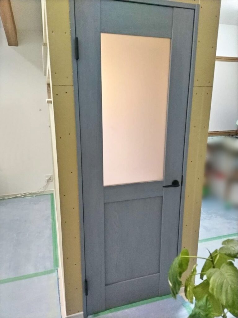 ﾄﾞｱを取り付けます。