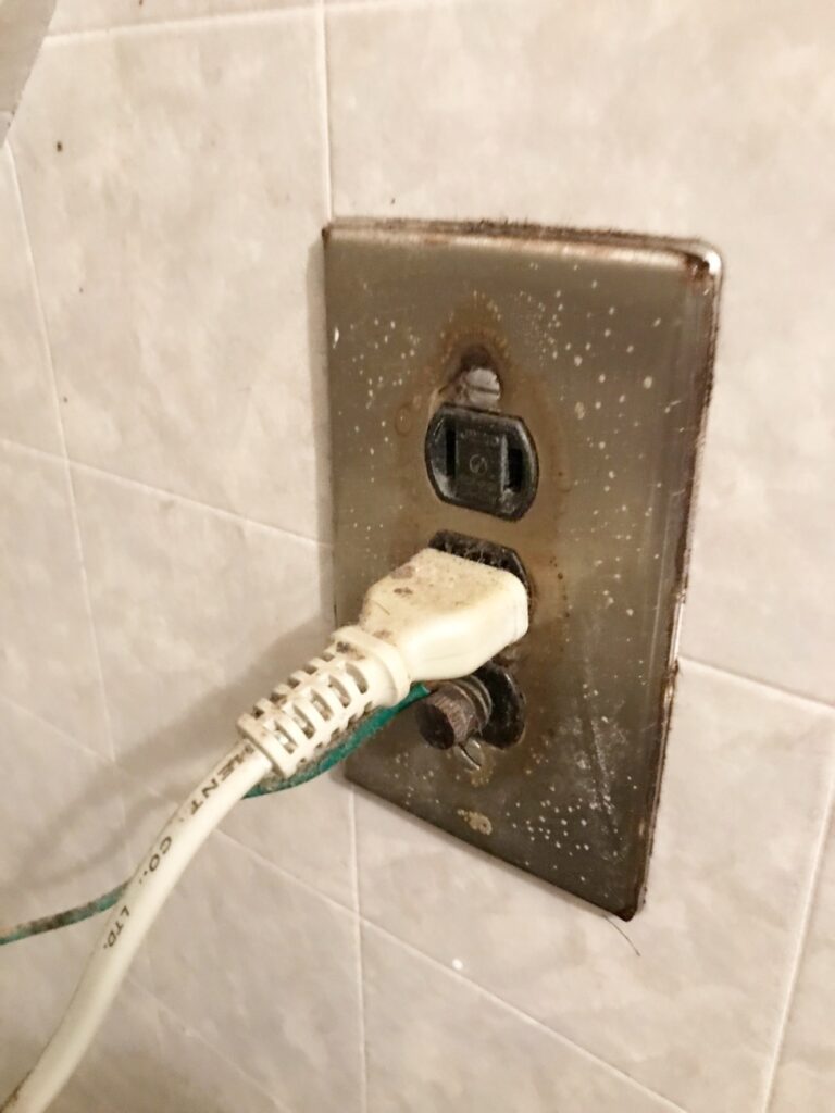 長年ご使用のままですと、発熱や発火の危険性があります。