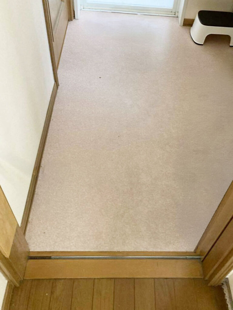 洗面所の床。長年のご使用により黒ずみが見られました。