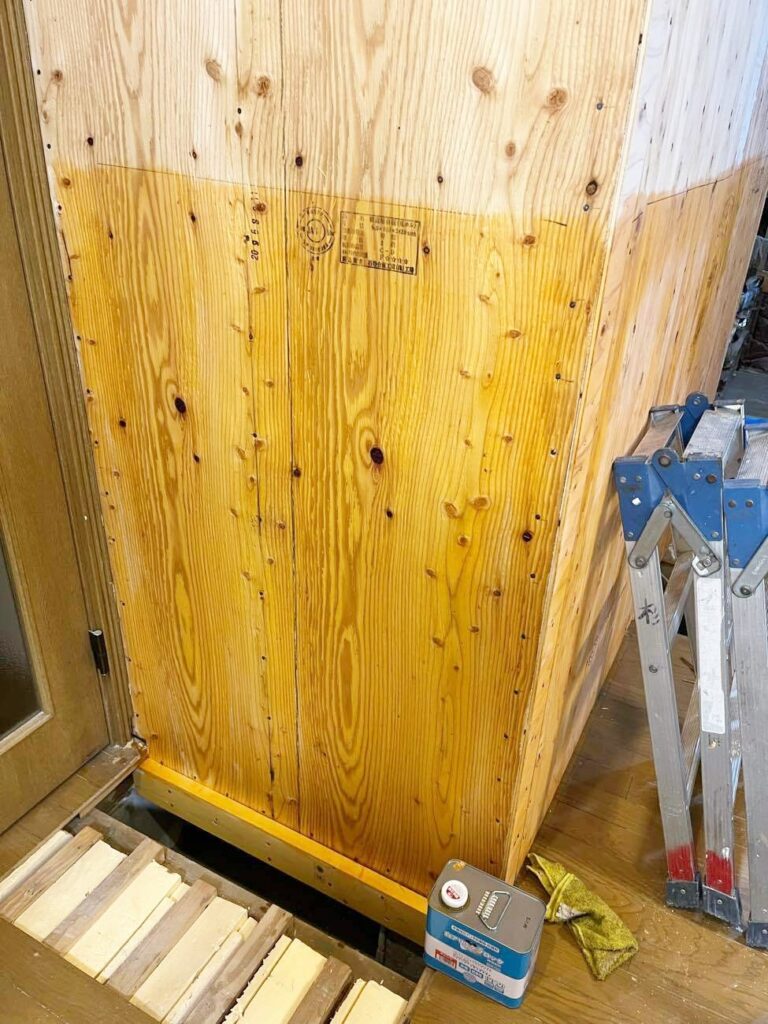 白蟻駆除・防腐材を塗布していきます。