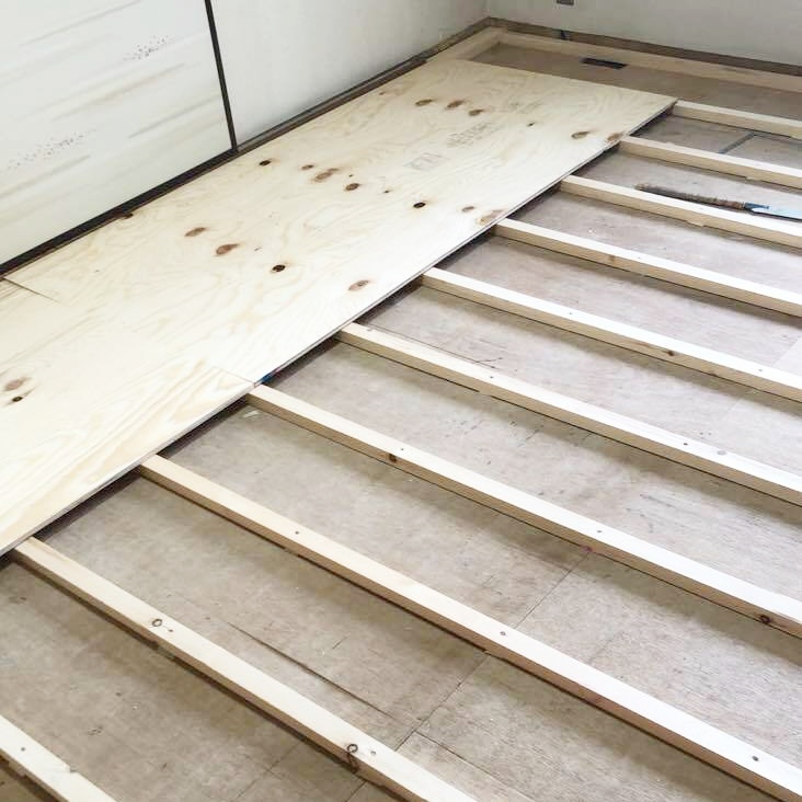 床の下地を作成しました。