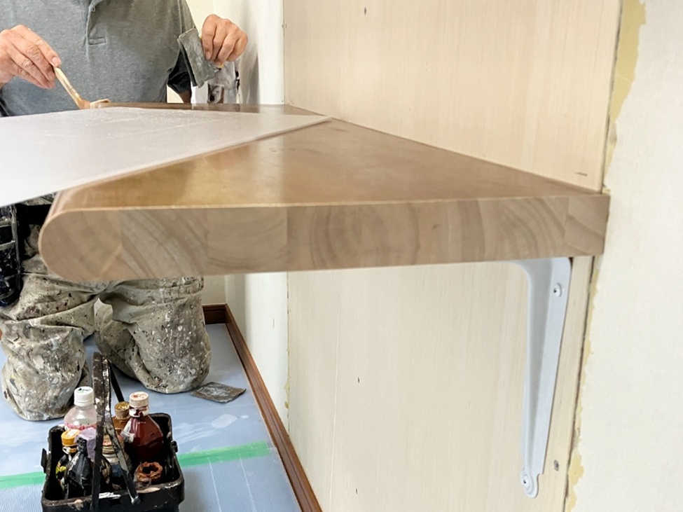 切断面を塗装しています。