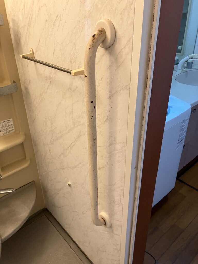 今回も出入口に手摺を取り付けます。