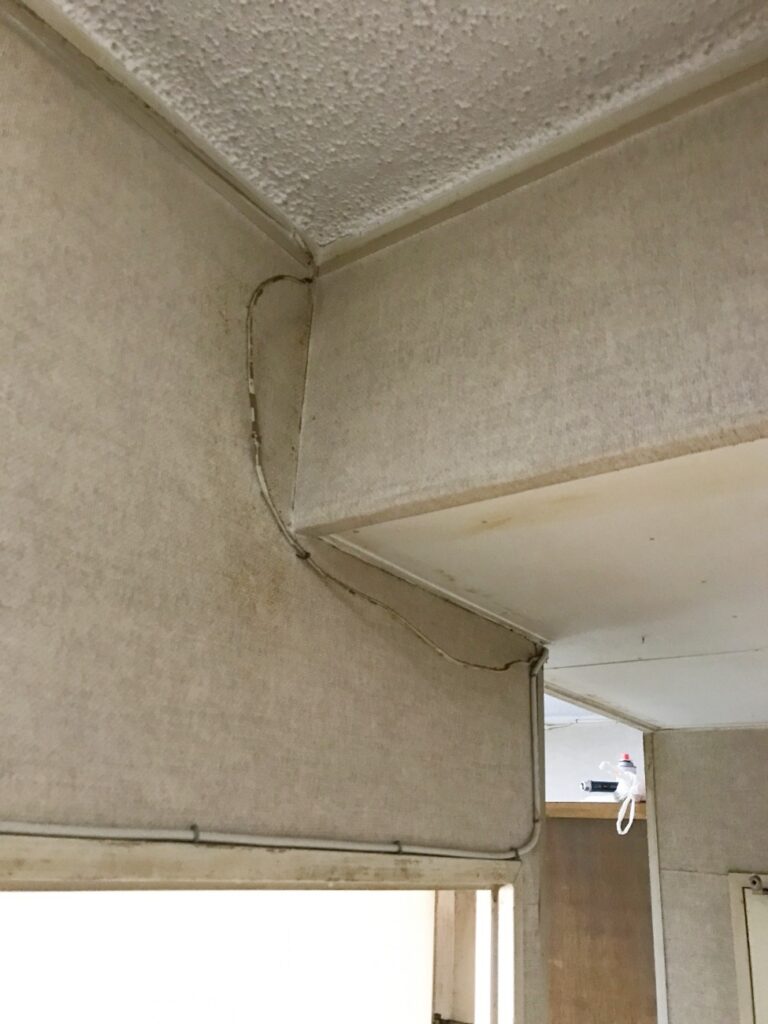 配線が垂れていました。