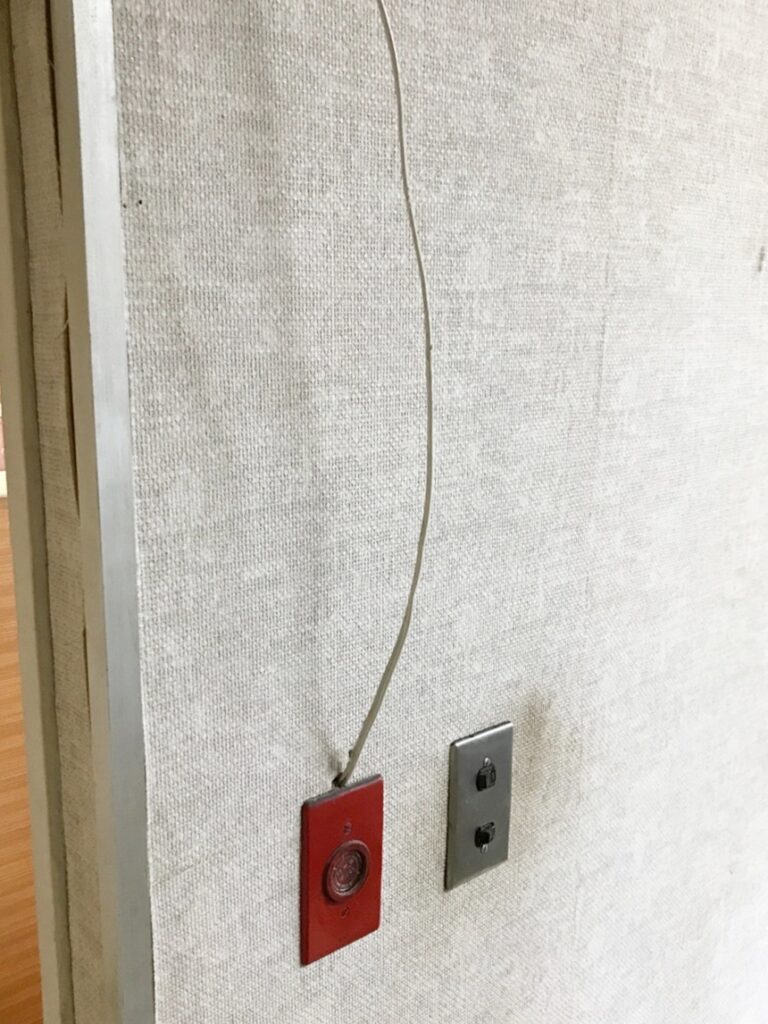 配線が飛び出していました。