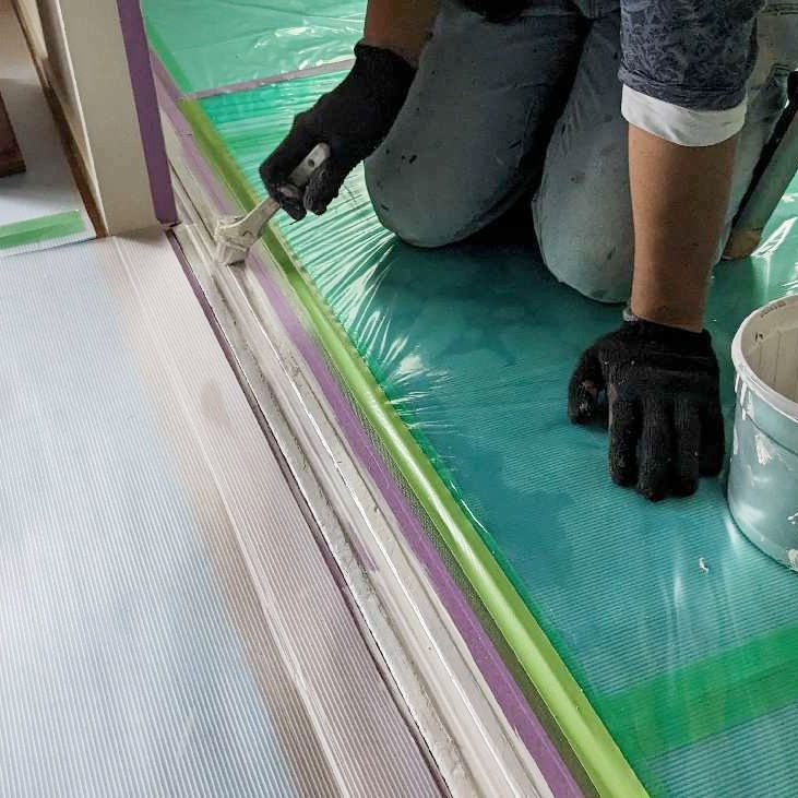 敷居を塗装しています。