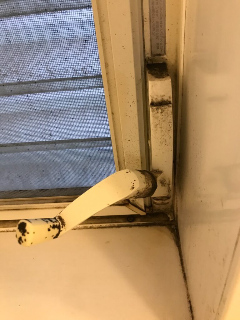 窓のﾊﾝﾄﾞﾙを交換します。