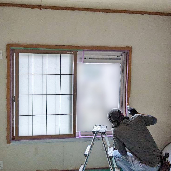 窓枠を塗装しています。