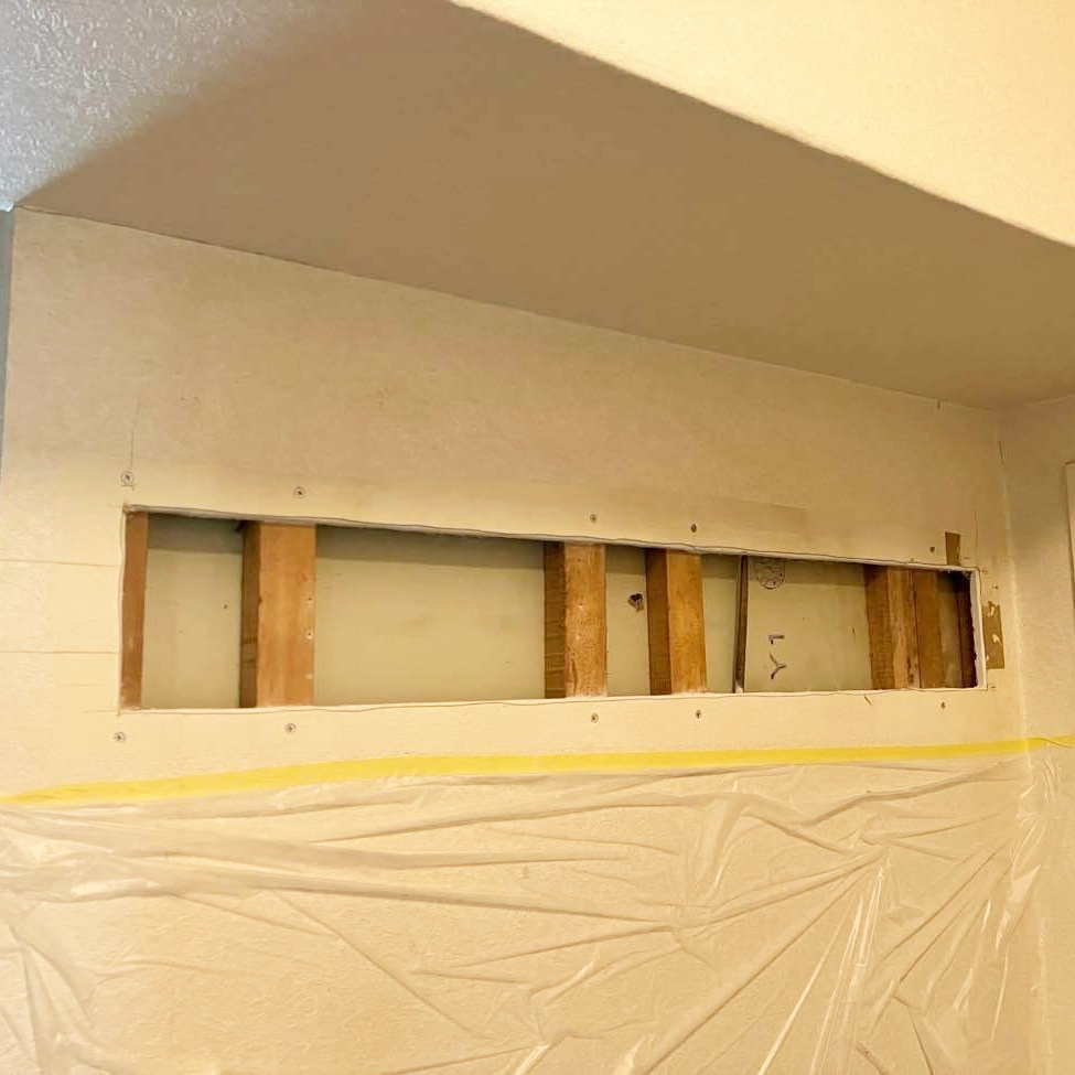 玄関のｺｰﾄ掛けを撤去。