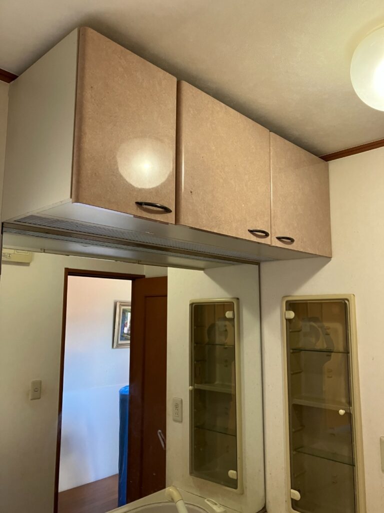 高い位置にある吊戸棚は物の出し入れが大変でした。