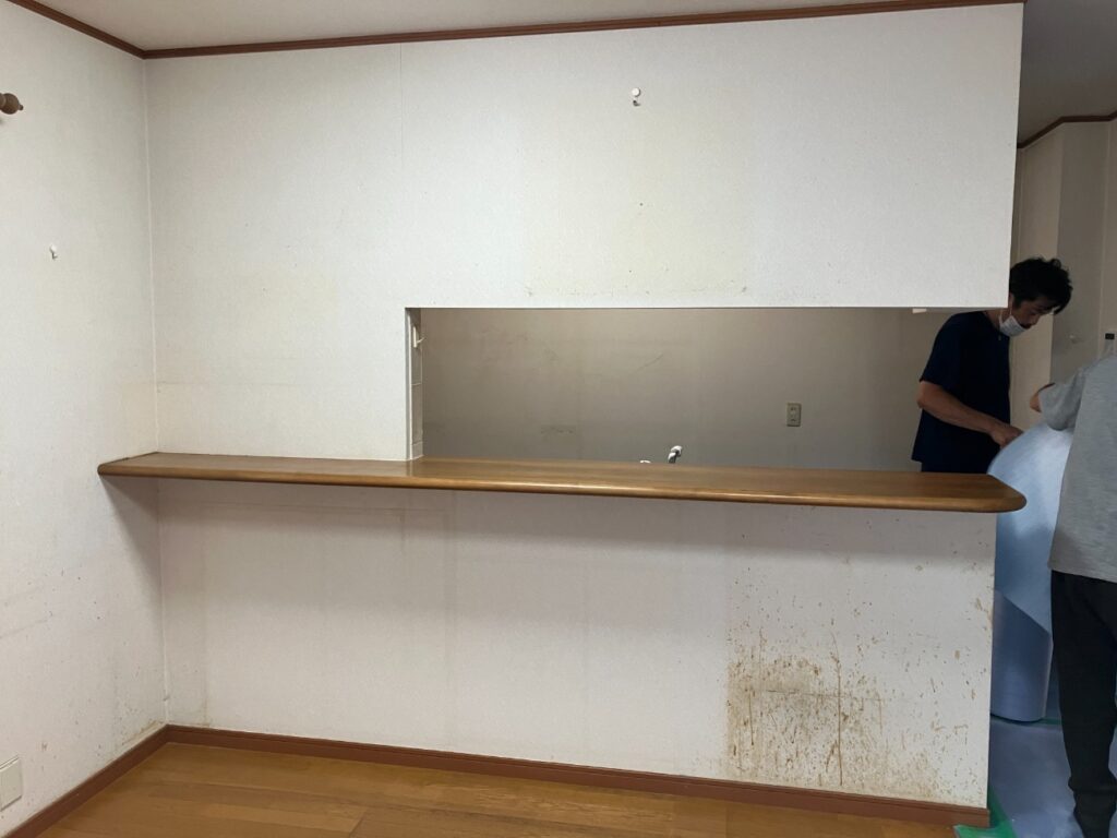 今回は、ｶｳﾝﾀｰを切断し、ｶｳﾝﾀｰ上部の壁を撤去します。