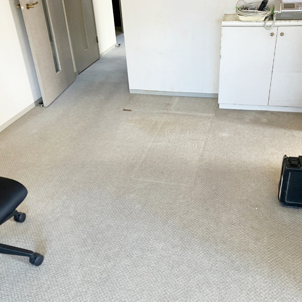 床をｶｰﾍﾟｯﾄからﾌﾛｰﾘﾝｸﾞに張り替えます。