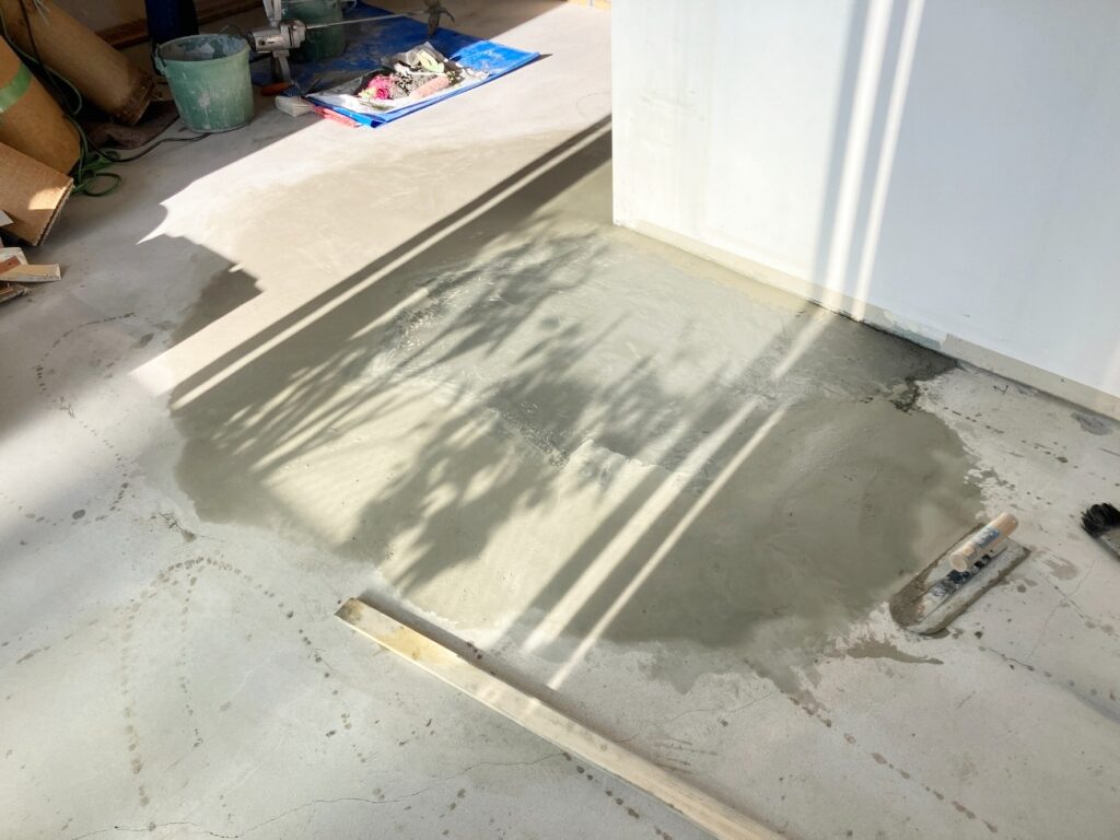 ﾘﾋﾞﾝｸﾞは傾きが酷かったため、ｶｰﾍﾟｯﾄを剥がした後に、ﾓﾙﾀﾙで傾きの調整をします。