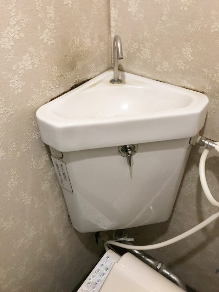 ﾀﾝｸと壁の接地面が黒く汚れていました。