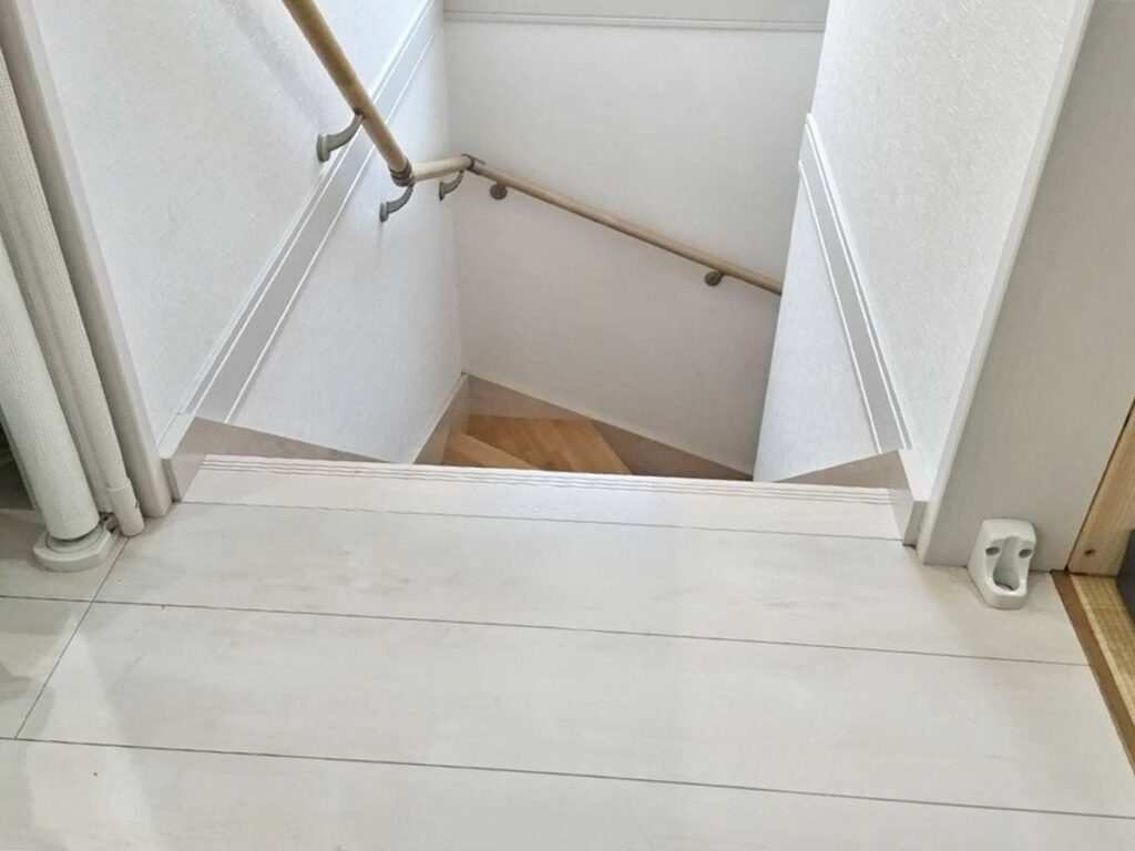 小さなお子様が階段から転落する危険もありました。