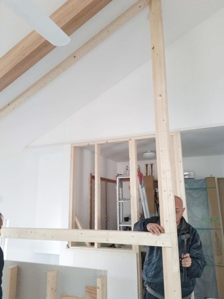 壁の骨組みを組んでいきます。