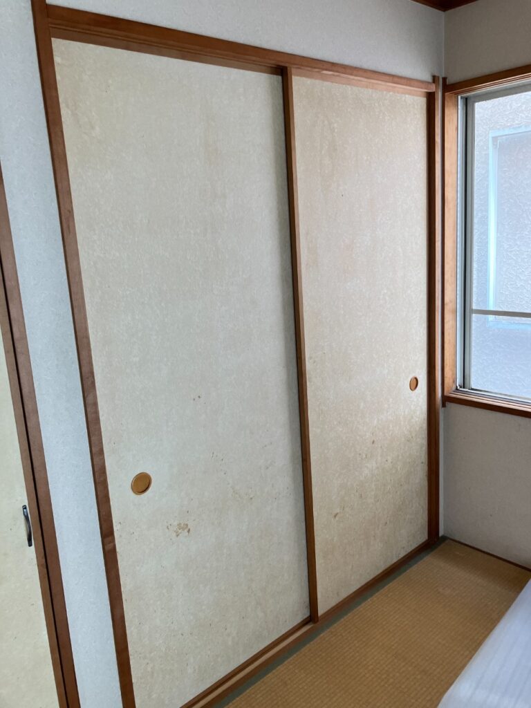 襖を張り替えます。