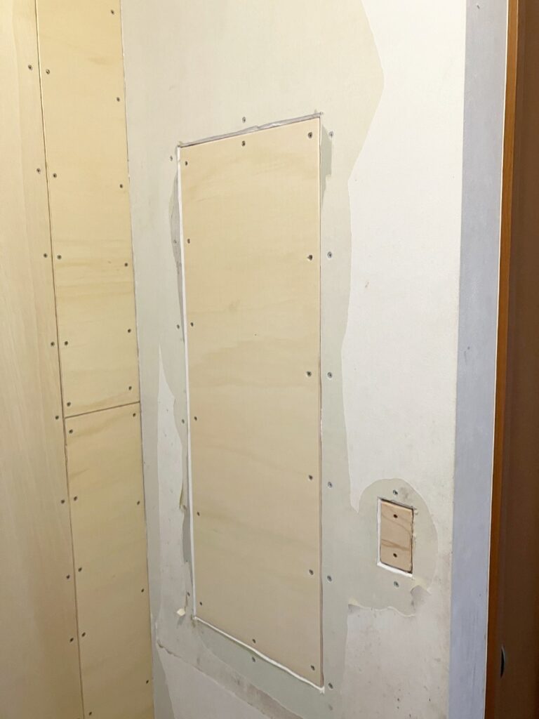 埋め込み収納を撤去し、下地処理をしました。