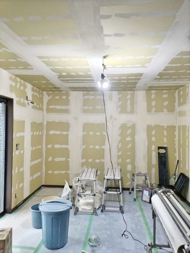 押入や柱・壁を解体して、ｸﾛｽを貼るためにﾊﾟﾃで下地処理を行っています。