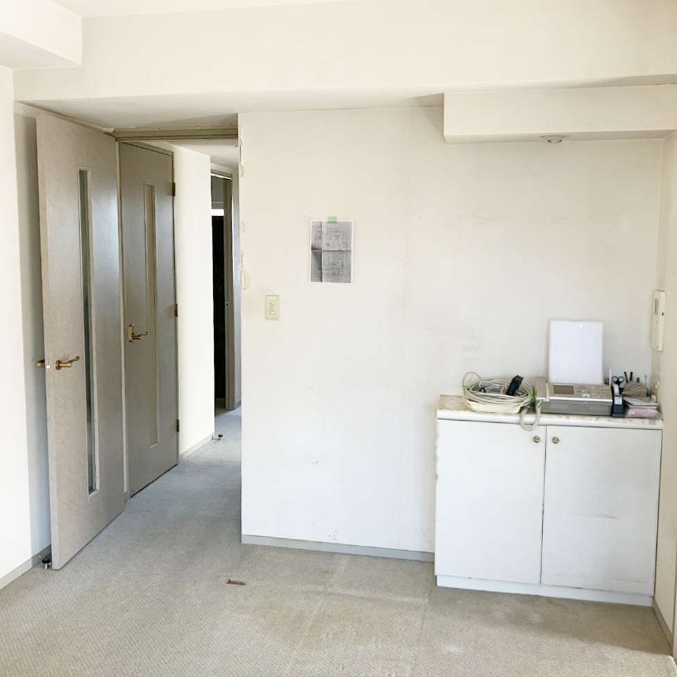 壁・天井・梁のｸﾛｽを貼り替えます。