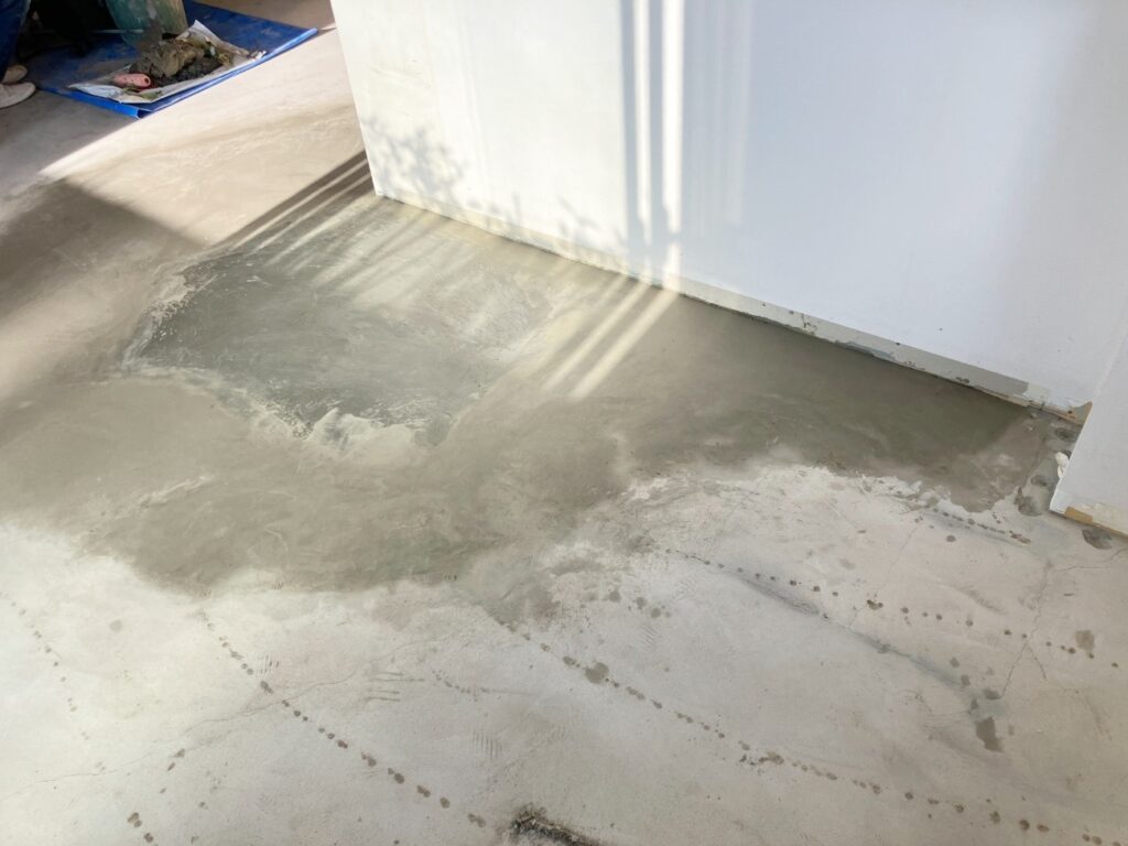 水平かどうかをきちんと測り、調整しました。しっかりと乾燥させます。