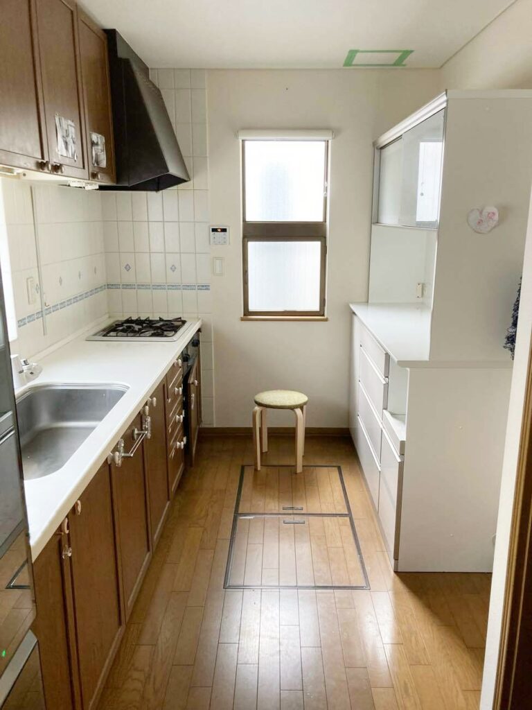 ｷｯﾁﾝの扉色、床色が濃い目のお色なので全体的に暗い印象です。