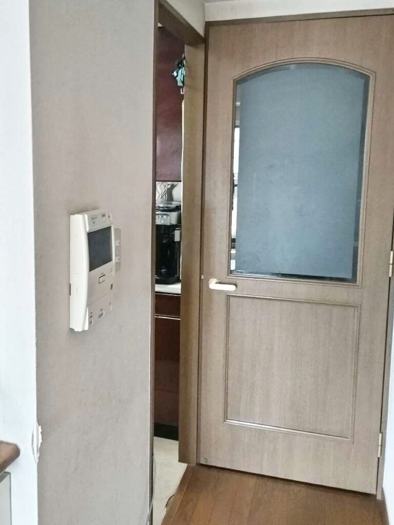 撤去予定の壁のｲﾝﾀｰﾎﾝは反対側に移設します。