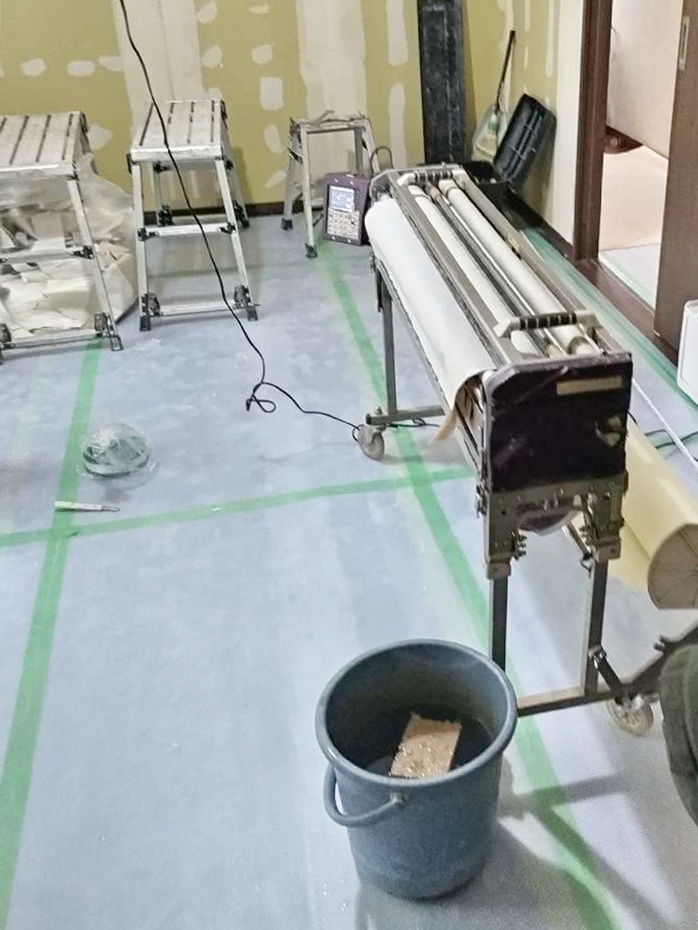 手前にある機械はｸﾛｽを糊付けする機械です。