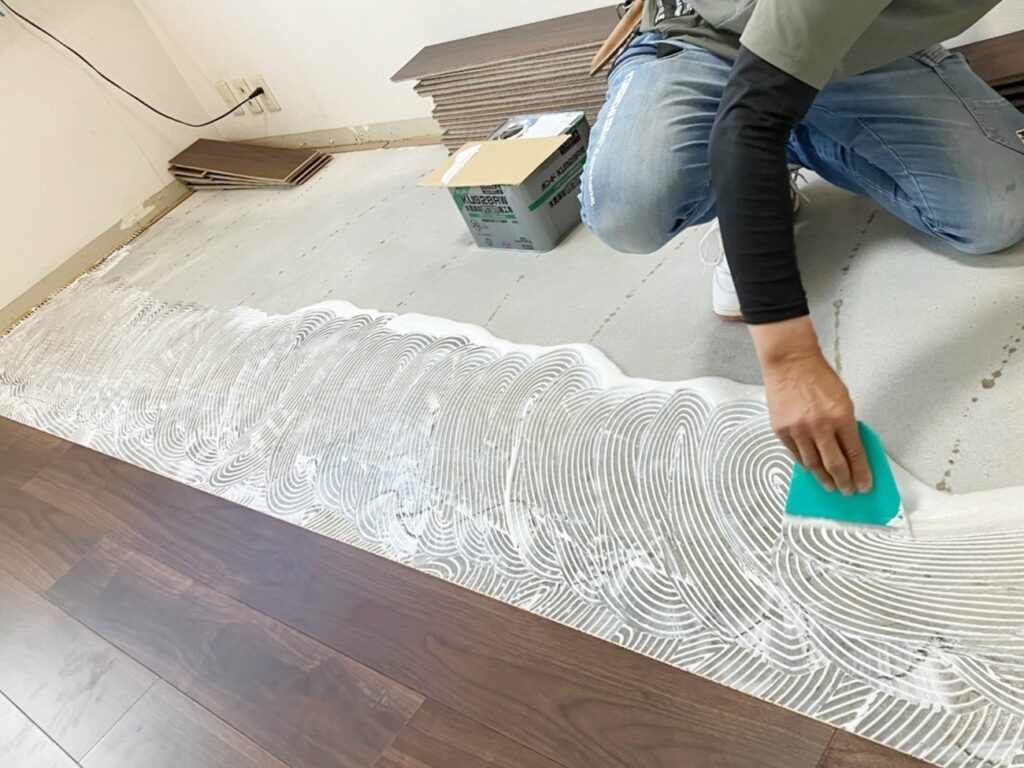 ﾌﾛｰﾘﾝｸﾞを張っていきます。