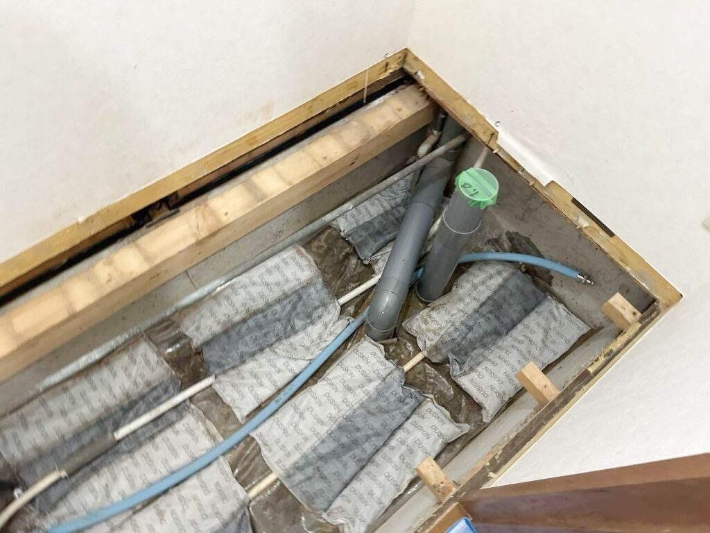 既存下地を撤去しました。