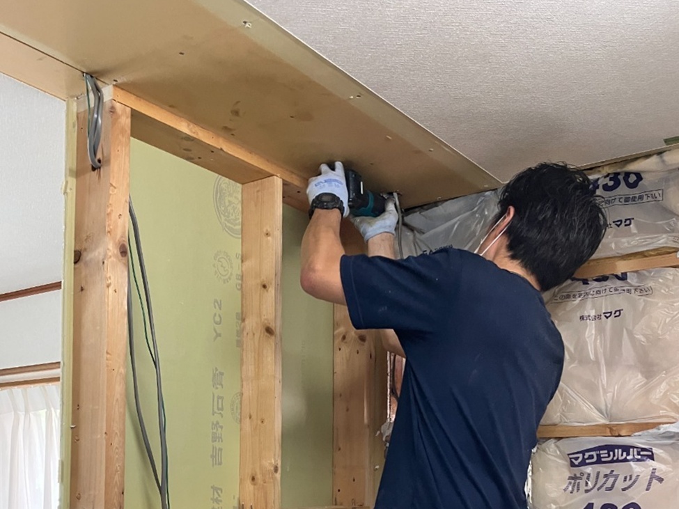 壁と天井の下地処理・補強を行っていきます。