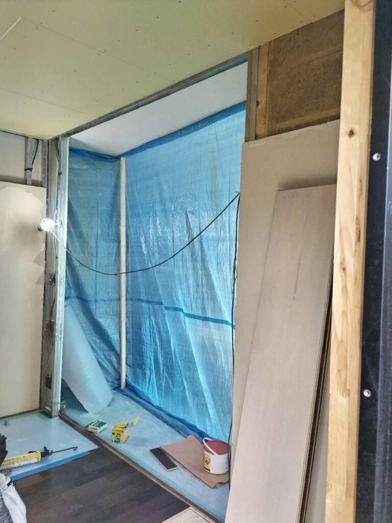 ﾌﾞﾙｰｼｰﾄの向こうはﾘﾋﾞﾝｸﾞです。和室と繋げて一部屋にします。