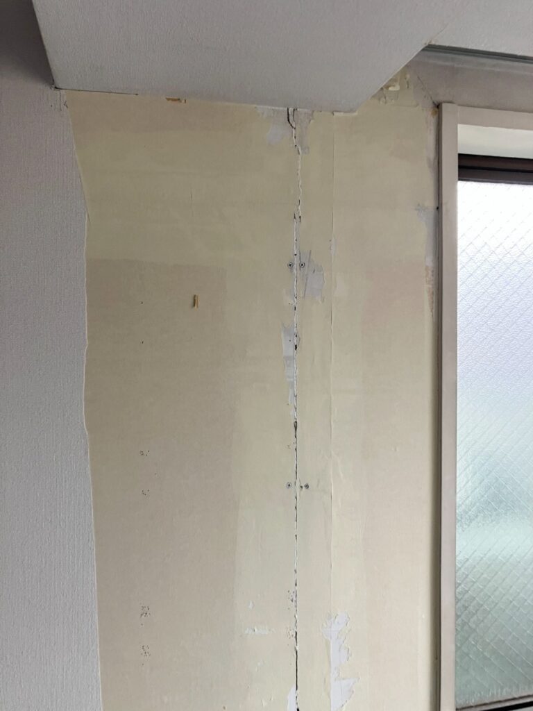 壁のｸﾛｽを剥がしました。