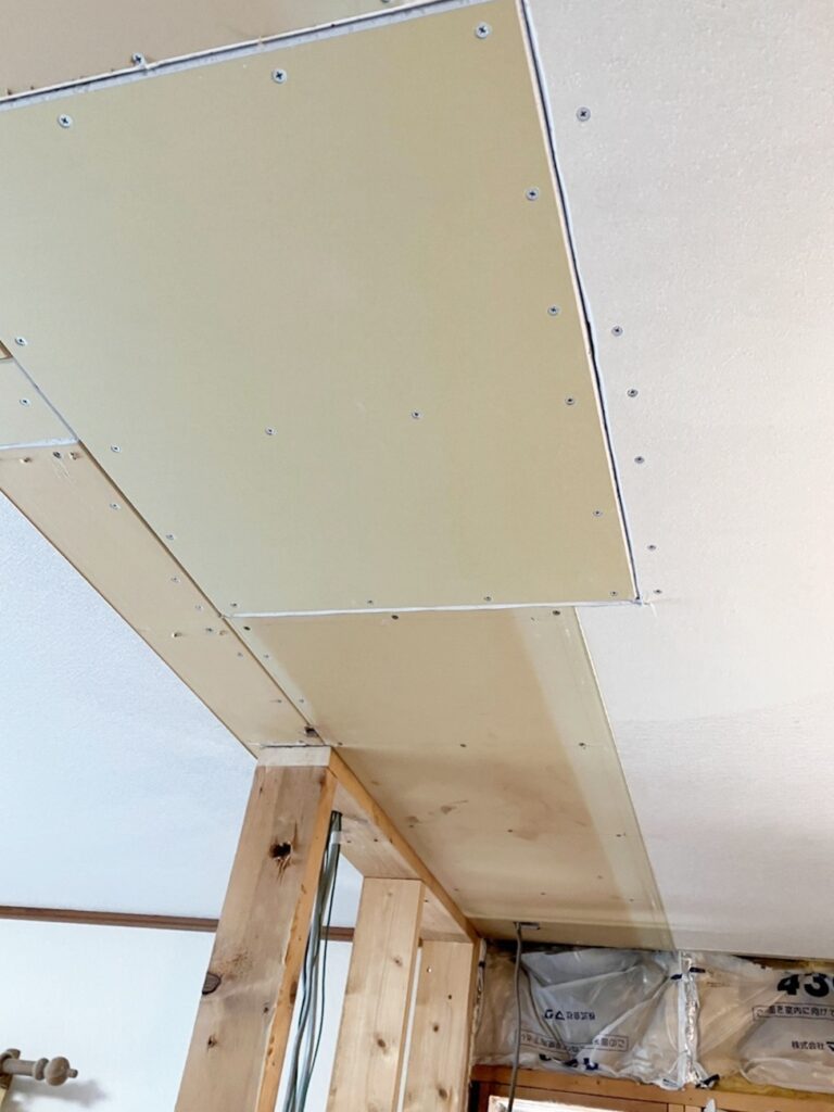 天井下地施工。