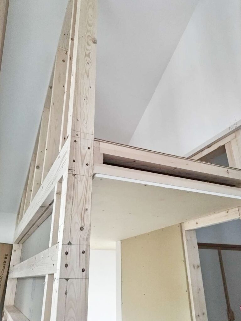 ﾄﾞｱの上部は物を入れられるように、ﾛﾌﾄにします。