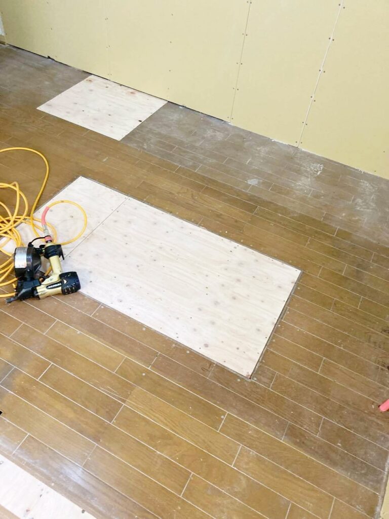 床は傷んでいる部分を補修して、上からﾌﾛｰﾘﾝｸﾞを貼ります。
