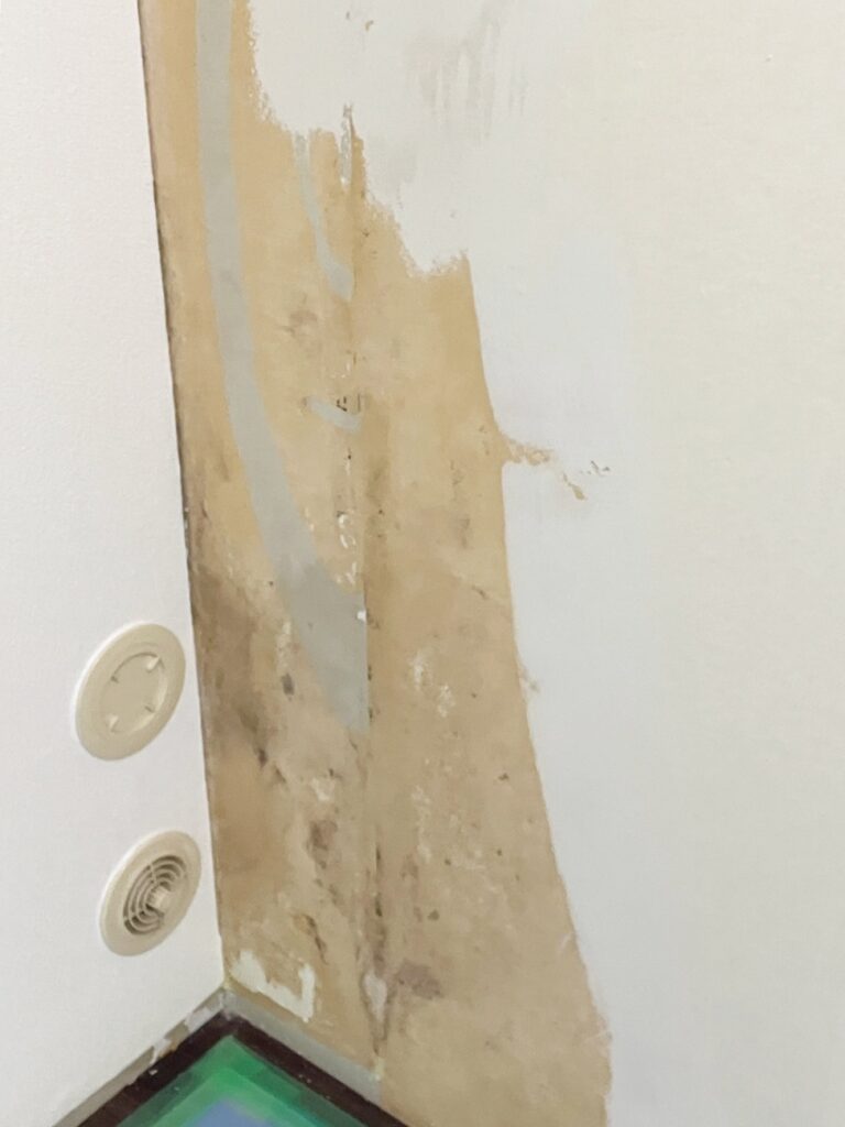 お施主様が気にされていたｶﾋﾞの部分は、防ｶﾋﾞ剤を塗布してからｸﾛｽを貼りました。ｸﾛｽは防ｶﾋﾞｸﾛｽです。
