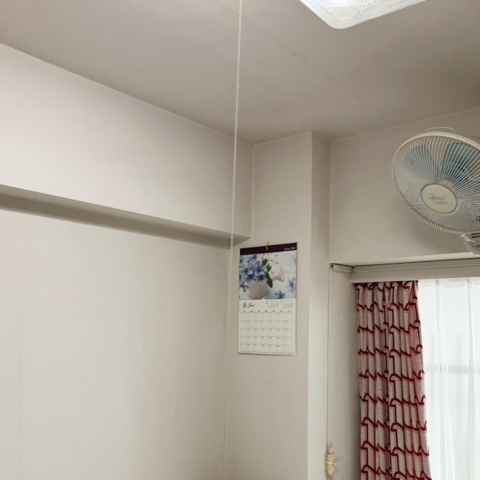 洋室③施工前。ｸﾛｽを貼り替えます。