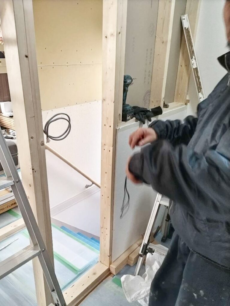 骨組みを組み、壁材を張ります。