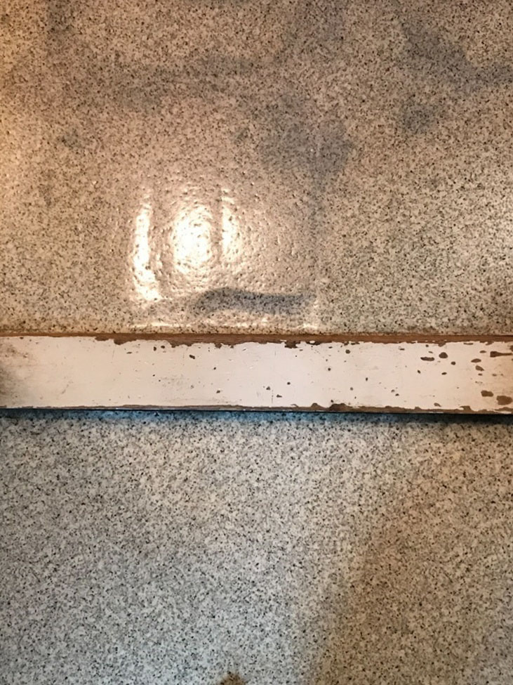 ﾄﾞｱの木枠の塗装が剥げてきていました。