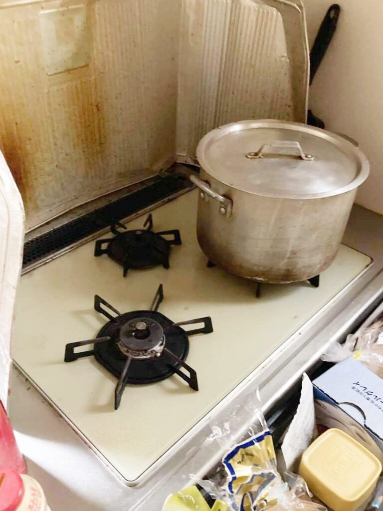 ｶﾞｽｺﾝﾛは安全性を重視してIHに取り替えます。