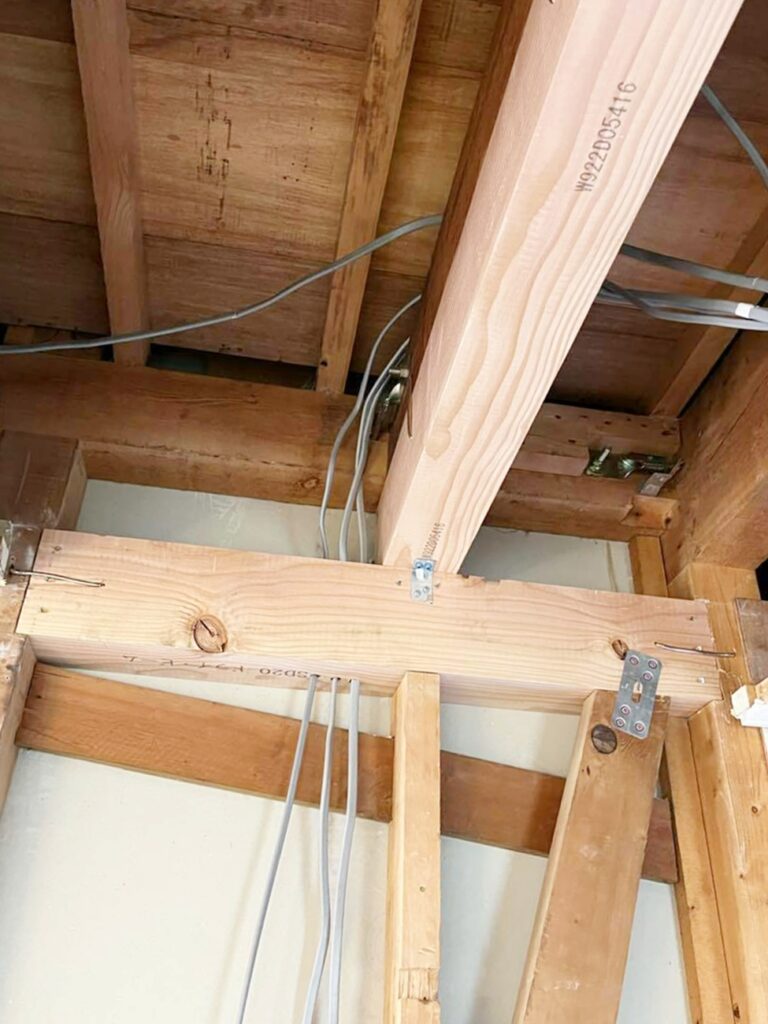 壁を抜いた分、筋交い・金物などで耐震補強を行いました。