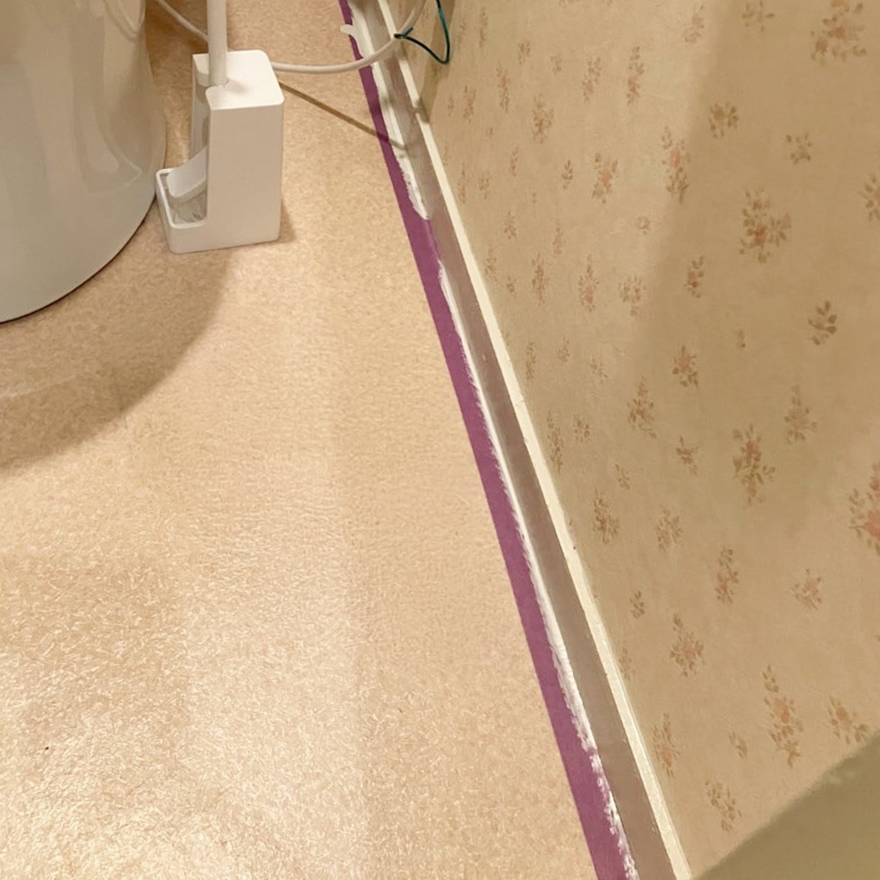 ﾄｲﾚの巾木を塗装しました。