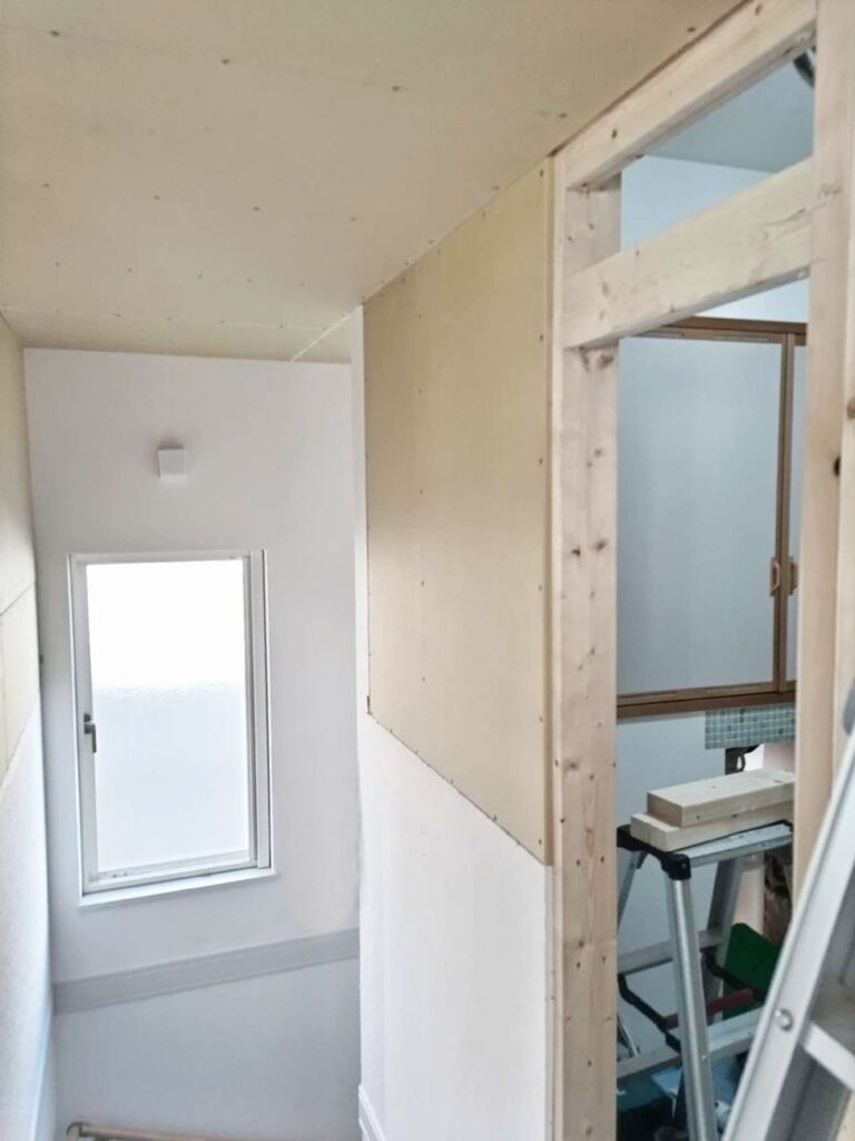 階段側にも壁材を張ります。