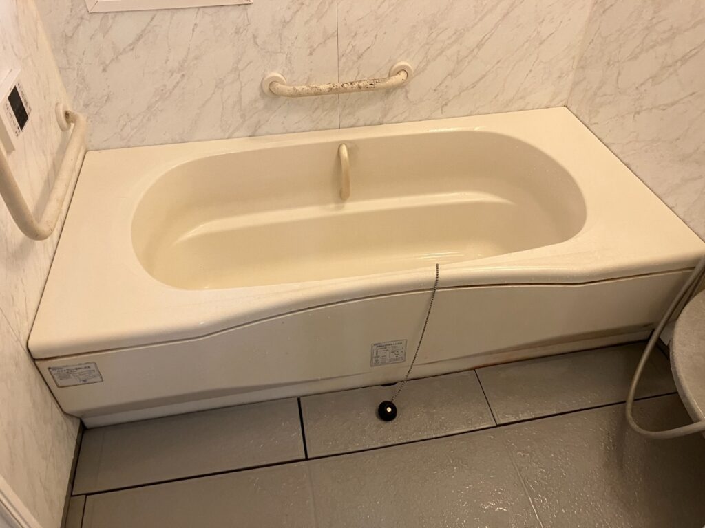 浴槽は手狭な印象でした。