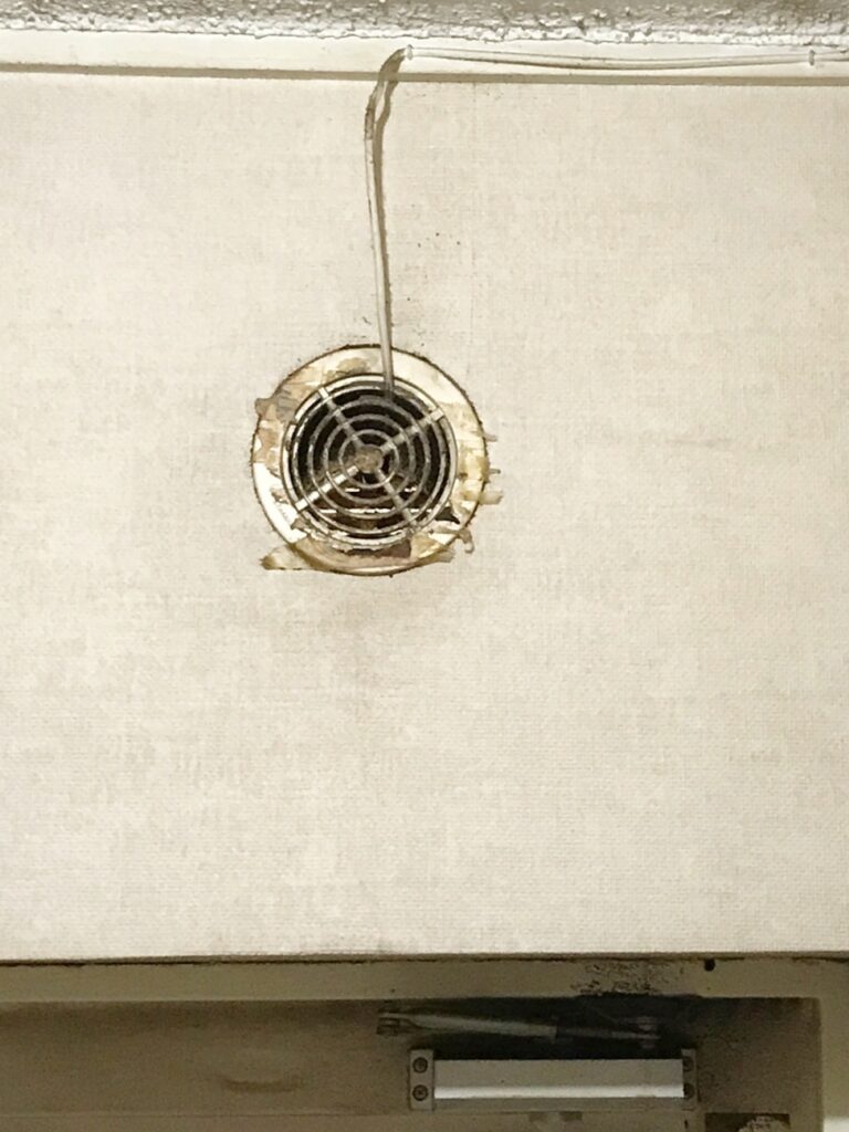 玄関の給気口。汚れが目立っていました。